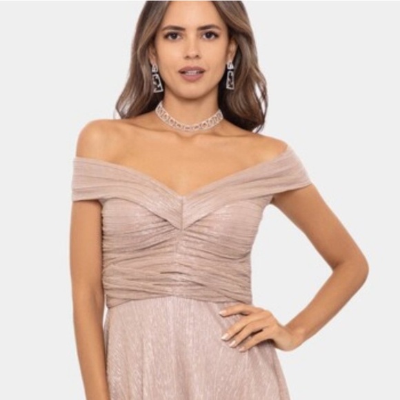 Betsy & Adam Crinkle Off‑Shoulder Gown Champagne Size 10 NWT Ruched Formal Maxi - Picture 3 of 9